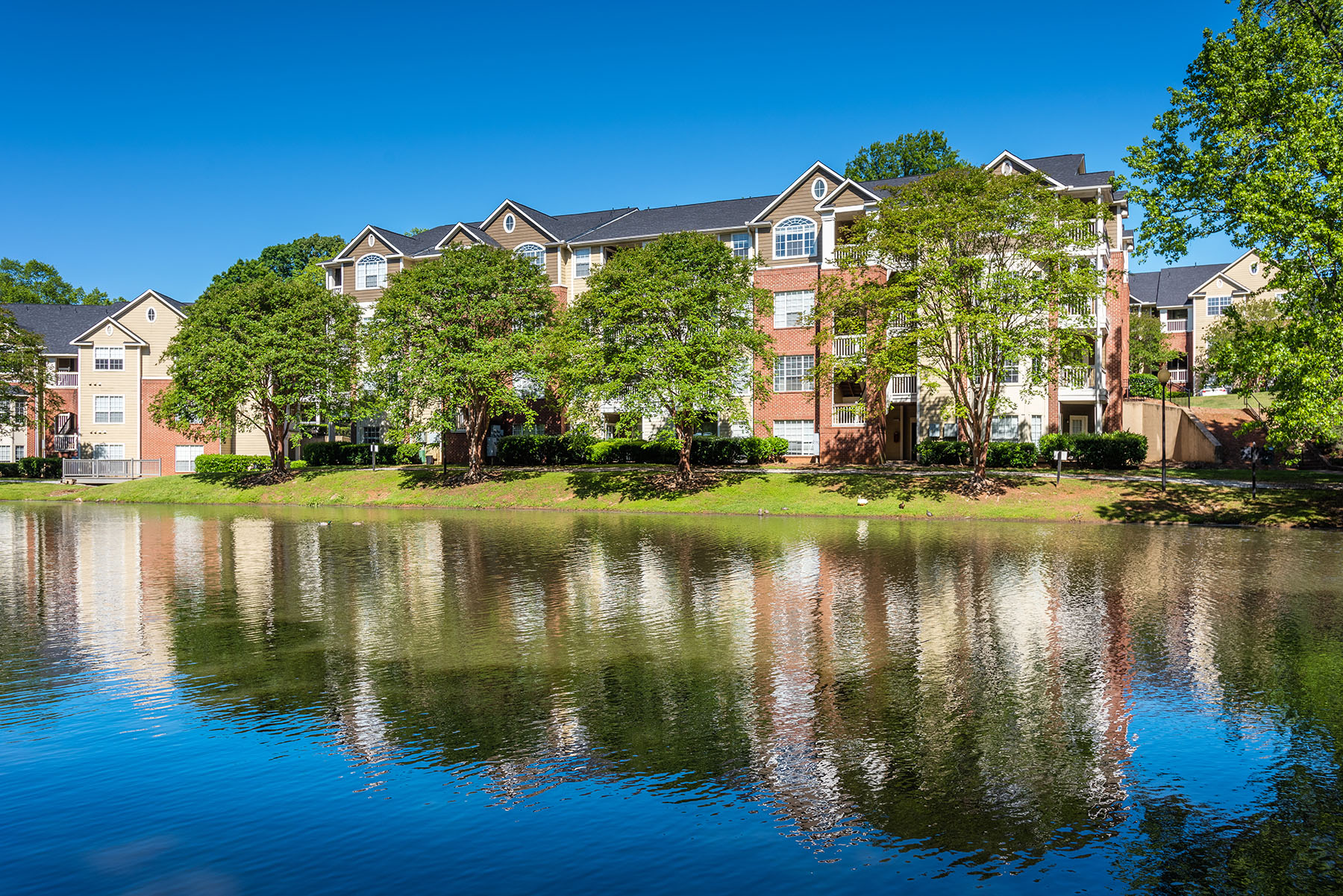 Braxton at Woods Lake The Multifamily Advisory Group at Cushman & Wakefield